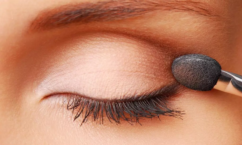 5 Tips Memakai Eyeshadow Agar Terlihat Menyatu dengan Make Up