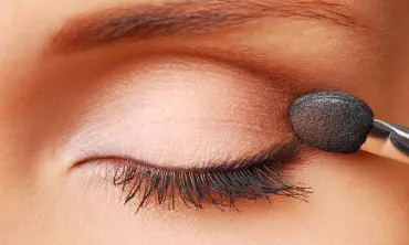 5 Tips Memakai Eyeshadow Agar Terlihat Menyatu dengan Make Up