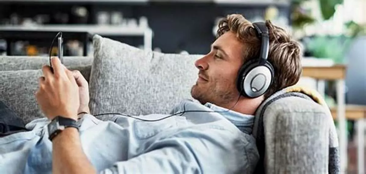 Mendengarkan musik sebelum tidur Mendengarkan musik sebelum tidur