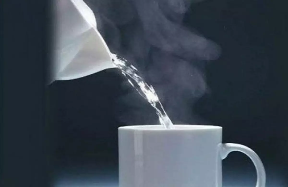 Air putih hangat untuk melegakan tenggorokan