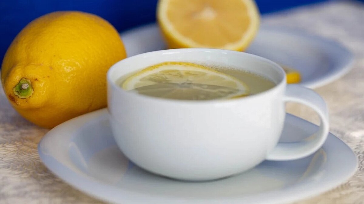 Air lemon hangat untuk melegakan tenggorokan
