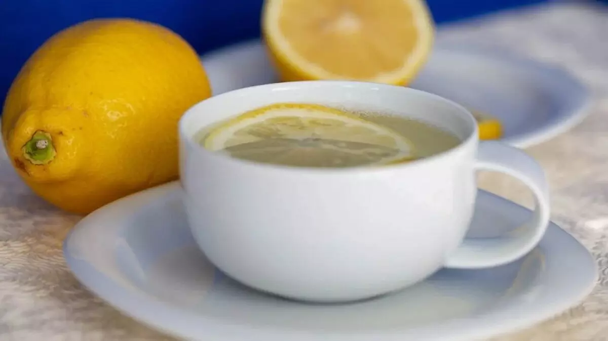 Air lemon hangat untuk melegakan tenggorokan