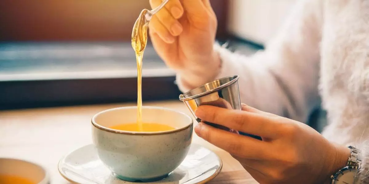 Air madu hangat untuk melegakan tenggorokan