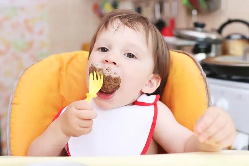 balita makan daging 2