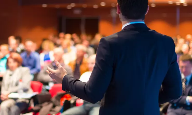 Simak! Ini Cara Meningkatkan Keterampilan Public Speaking