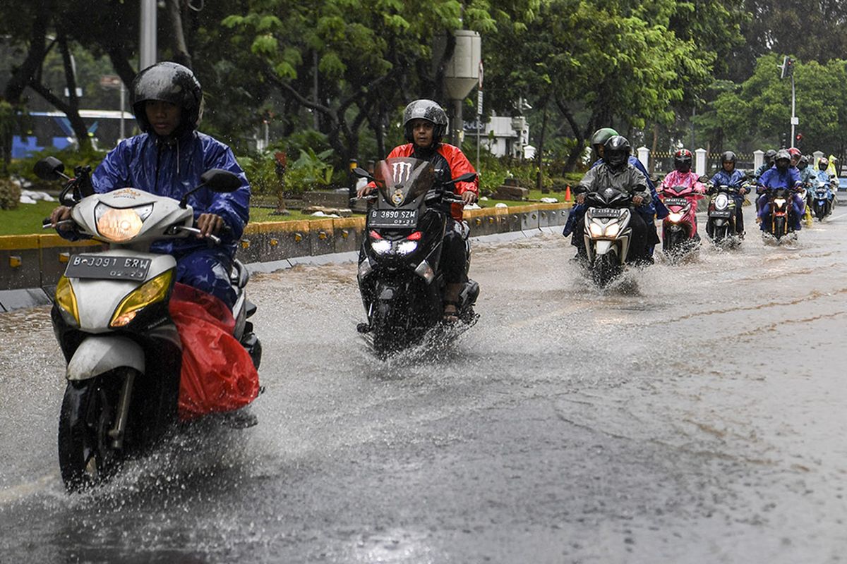 Menjaga Jarak dengan Kendaraan Lain Menjaga Jarak dengan Kendaraan Lain