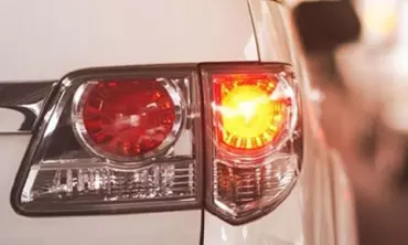 Jangan Sembarangan Menyalakan Lampu Sein, Ini Fungsi Lampu Sein Kendaraan