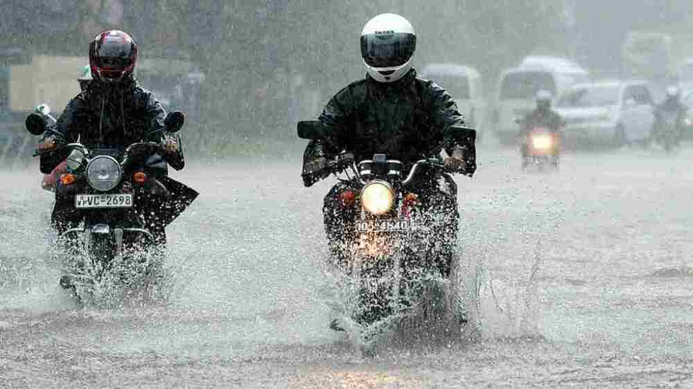 1) BERKENDARA SAAT HUJAN