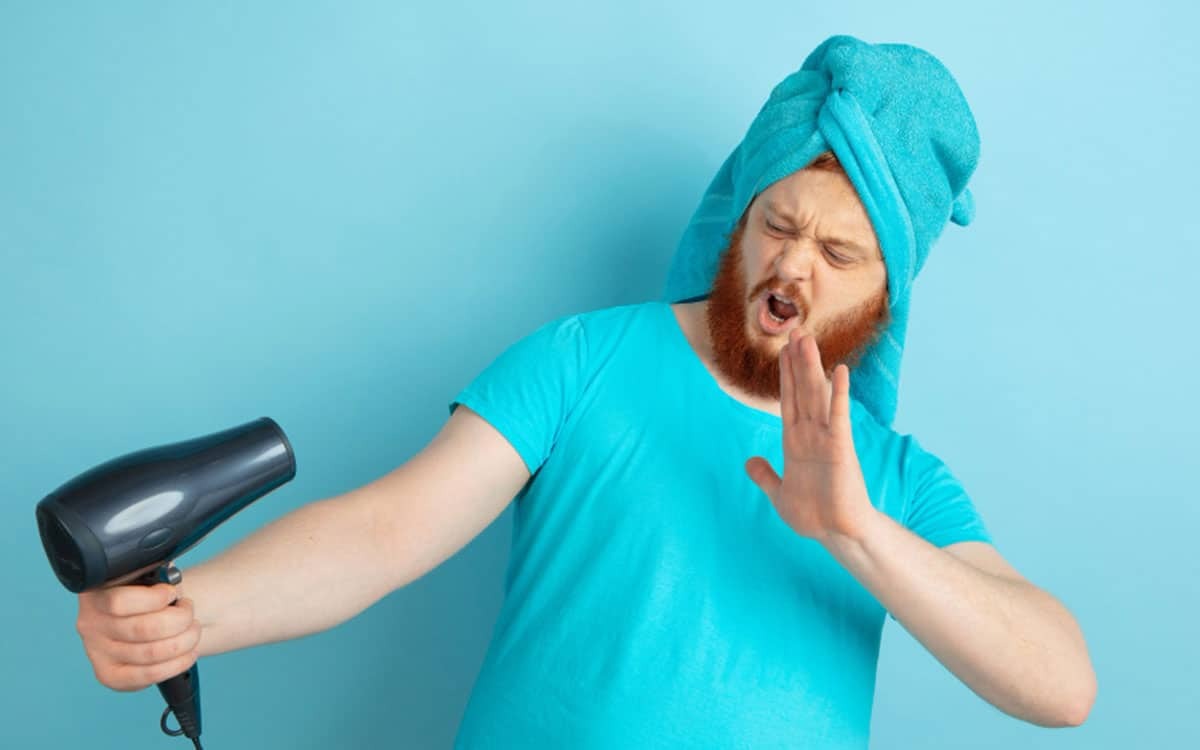Mengeringkan rambut dengan hati-hati