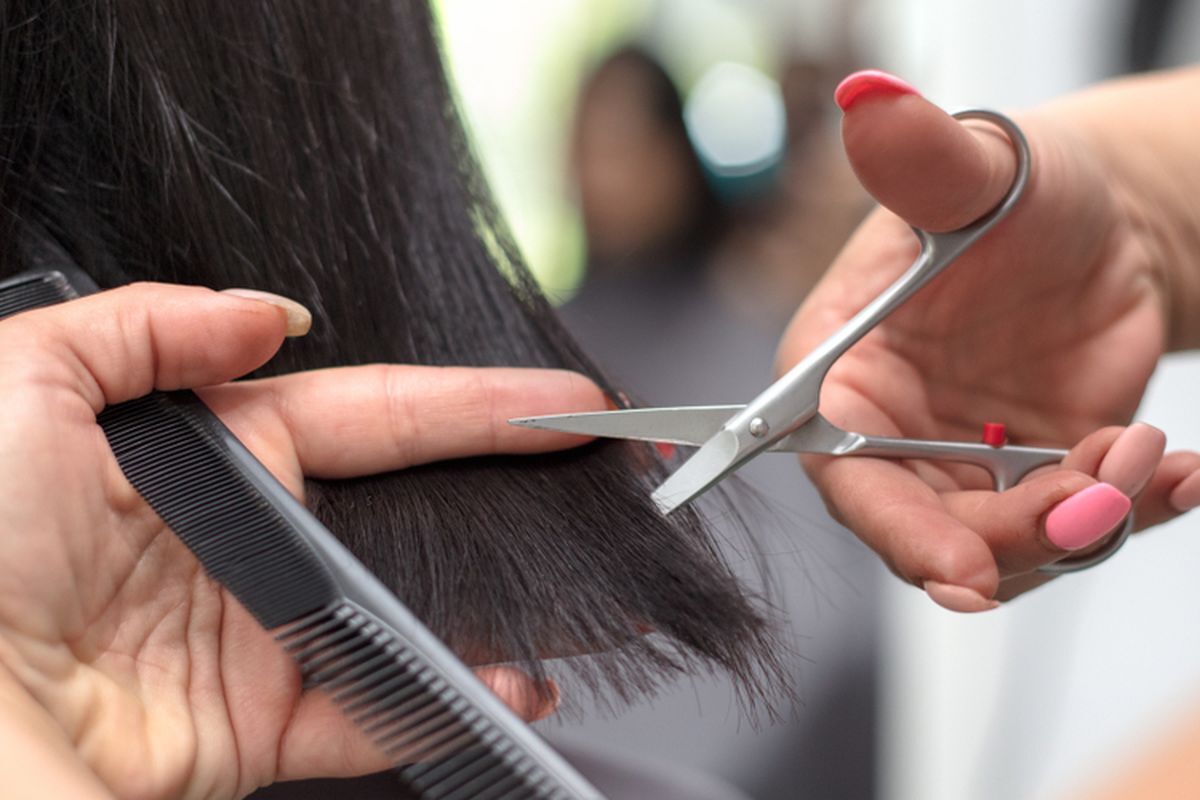 Potong ujung rambut dengan teratur