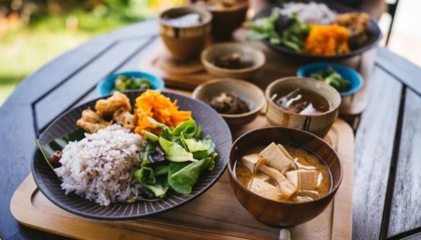 Mkan makanan sehat adalah salah satu gaya hidup orang jepang