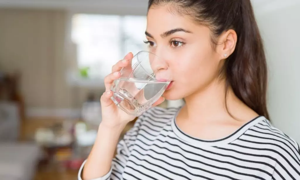 Manfaat Minum Air Putih Hangat di Pagi Hari