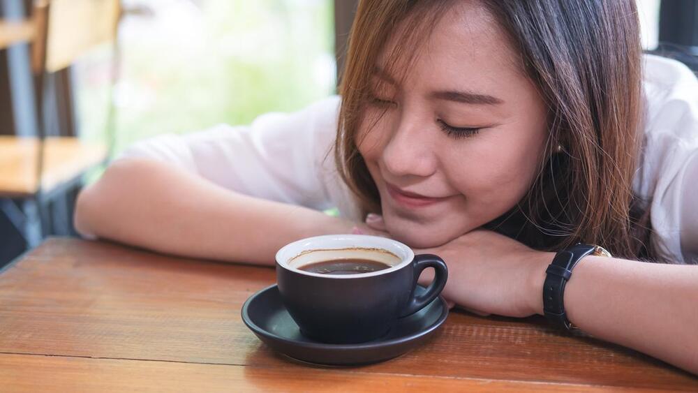 Menikmati Minuman Hangat Saat Hujan
