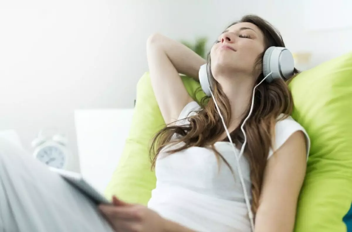 Mendengarkan Musik atau Podcast