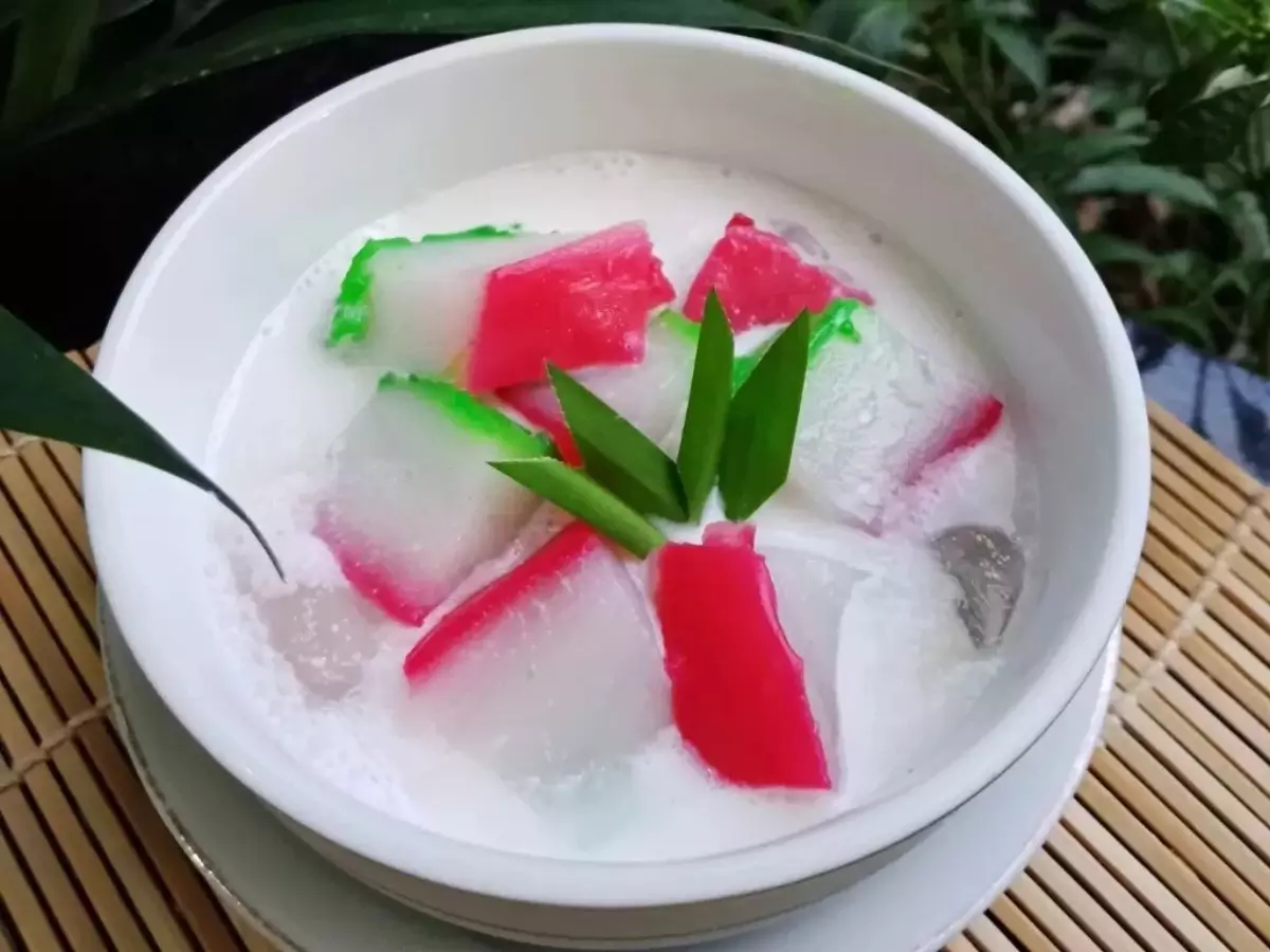 Selendang Mayang Minuman Khas Betawi Selendang Mayang merupakan minuman yang cocok sebagai takjil saat buka puasa