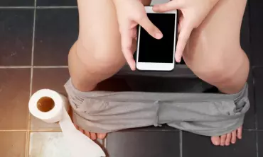 Bahaya Bermain Ponsel Saat BAB di Toilet
