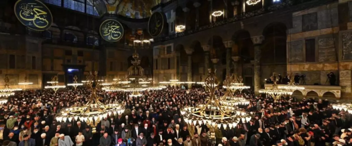 Salat Tarawih adalah salat sunah yang hanya ada di bulan Ramadan