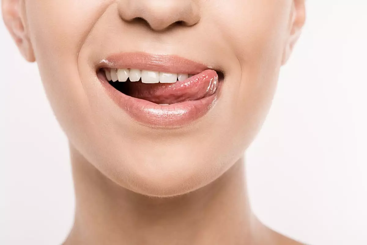 Hindari Menjilat Bibir