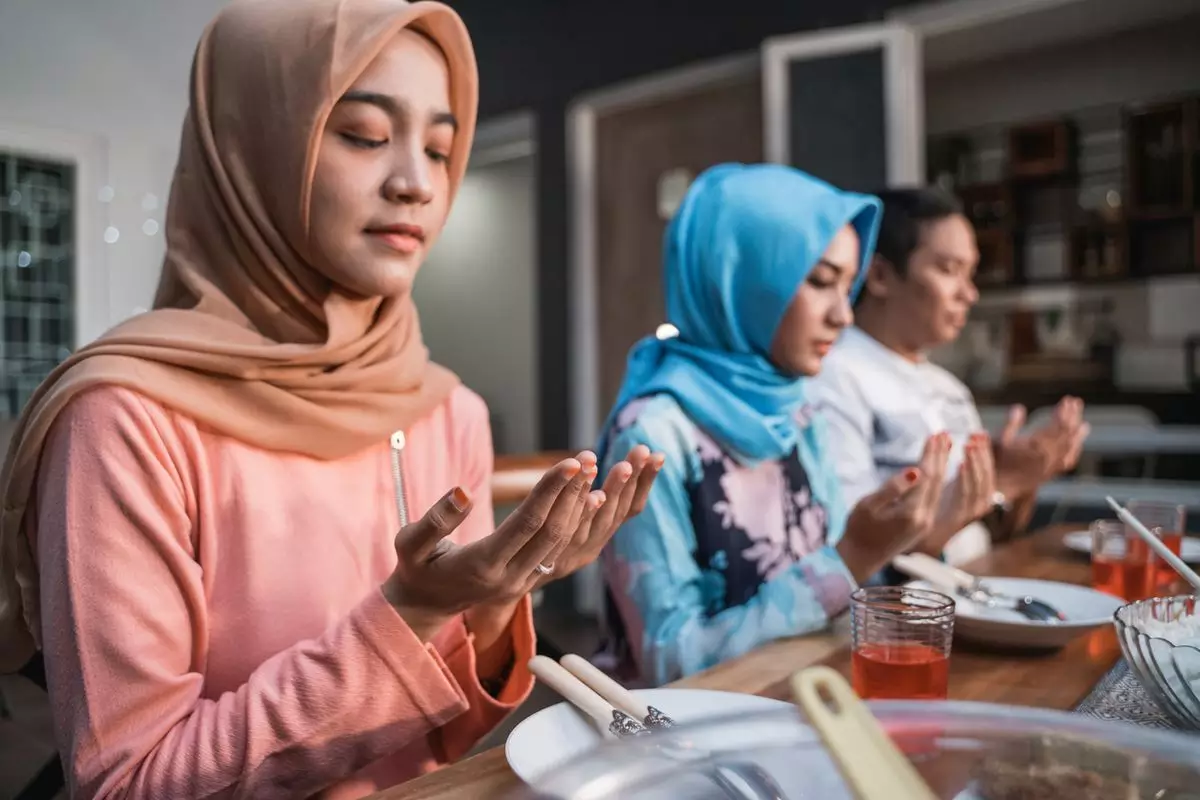 Momen Sahur Bersama Keluarga Sahur bersama keluarga adalah salah satu momen spesial di bulan Ramadan.