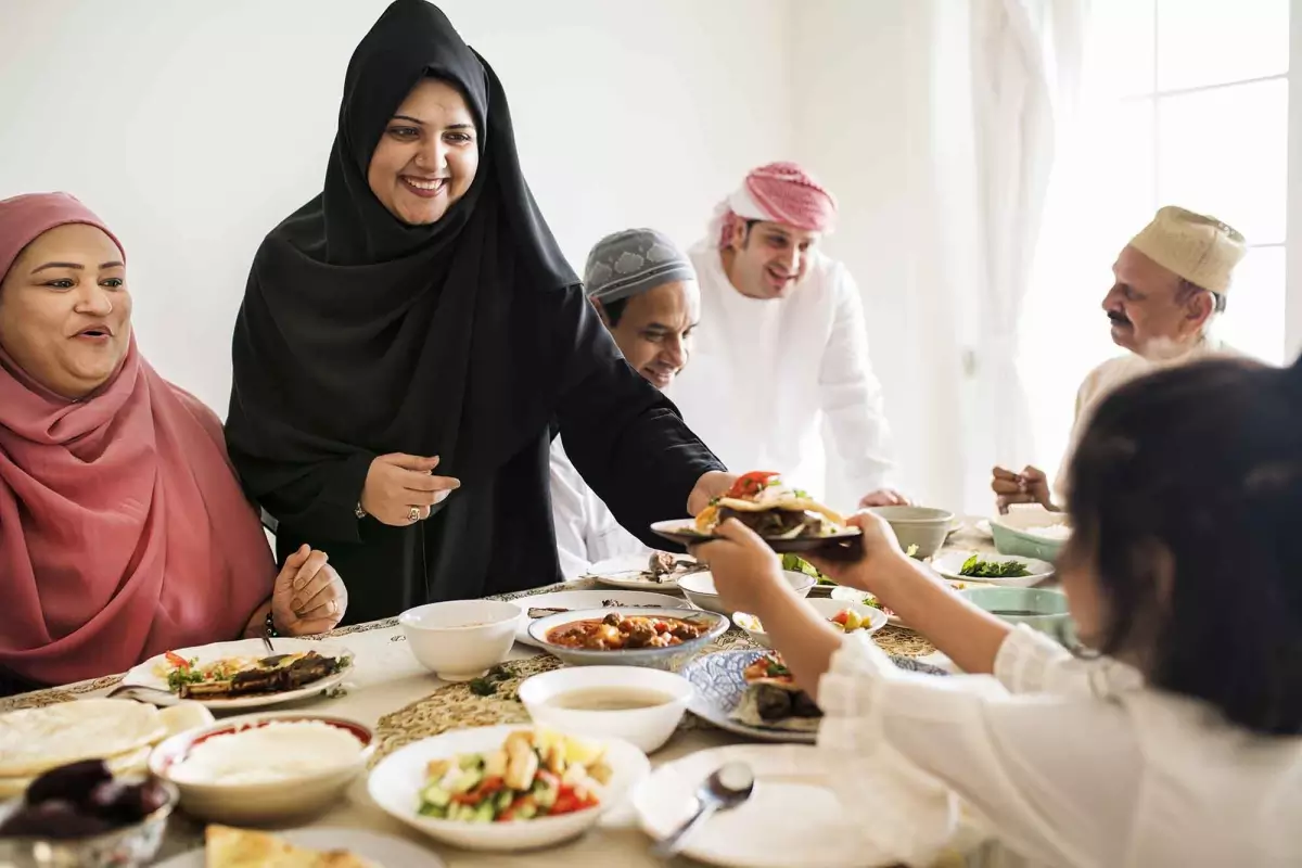 Momen Buka Puasa Bersama Keluarga Buka puasa bersama adalah salah satu momen spesial di bulan Ramadan.