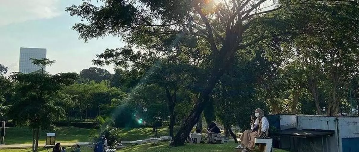 Momen Ngabuburit Ngabuburit adalah salah satu momen di bulan Ramadan.