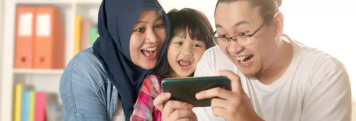 Momen Melakukan Panggilan Video Call Menelpon dan melakukan panggilan video bersama keluarga adalah salah satu momen di bulan Ramadan.