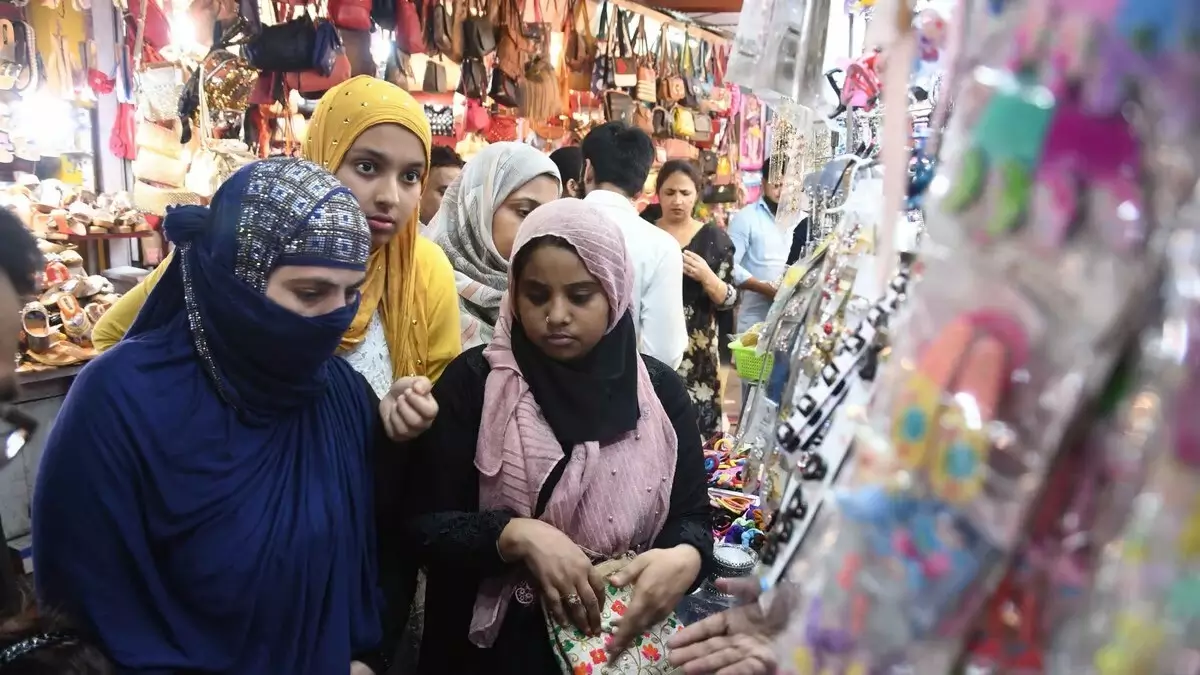 Momen Belanja Kebutuhan Idul Fitri Belanja Kebutuhan Idul Fitri adalah salah satu momen yang ditunggu selama bulan Ramadan.