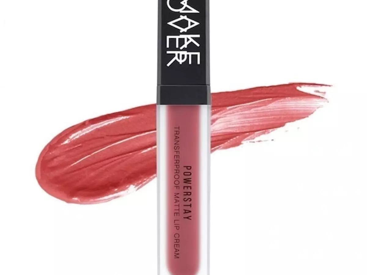 Make Over Powerstay Transferproof Matte Lip Cream merupakan salah satu lipstik produk lokal yang tahan lama.