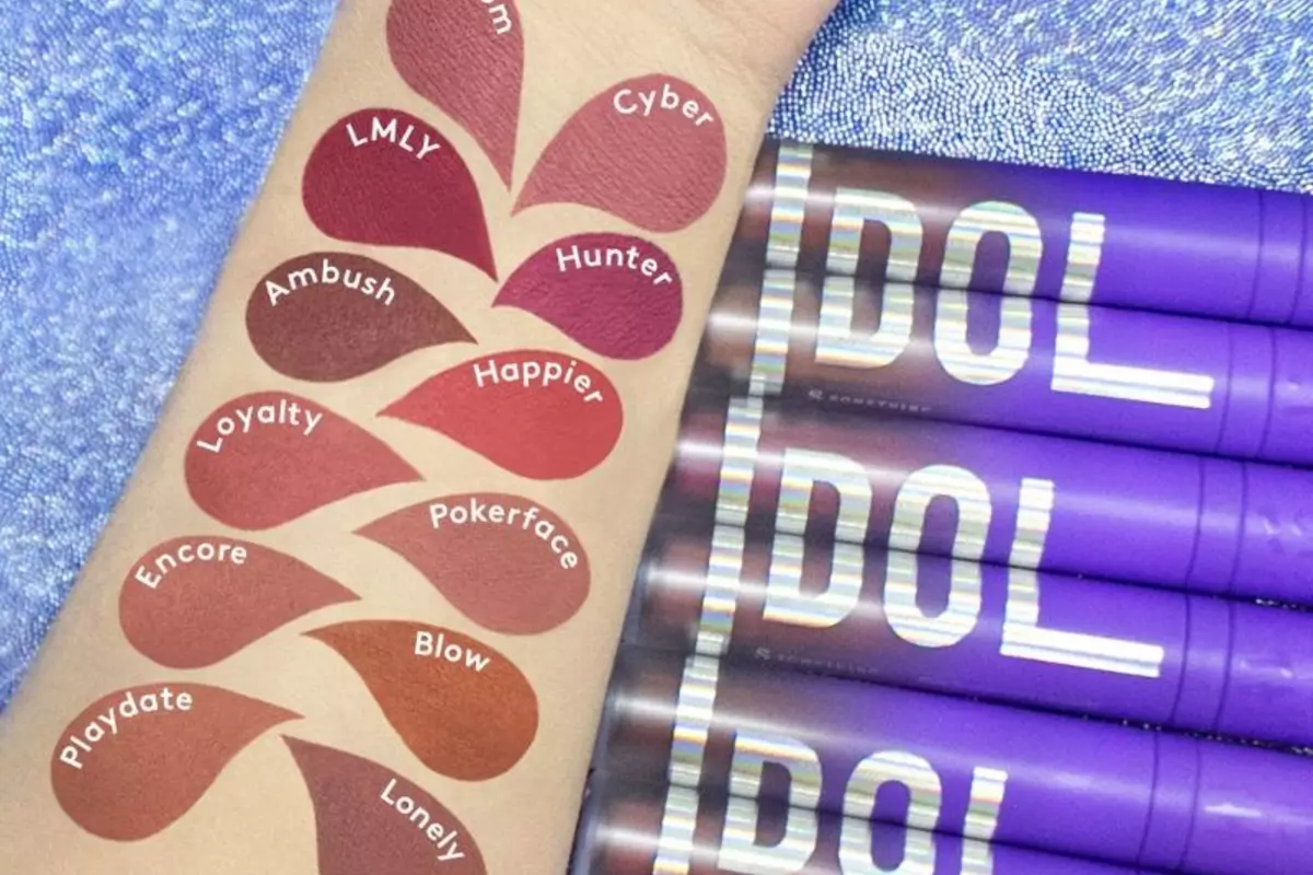 Somethinc Idol Blurry Soft Lip Matte merupakan salah satu lipstik produk lokal yang tahan lama.
