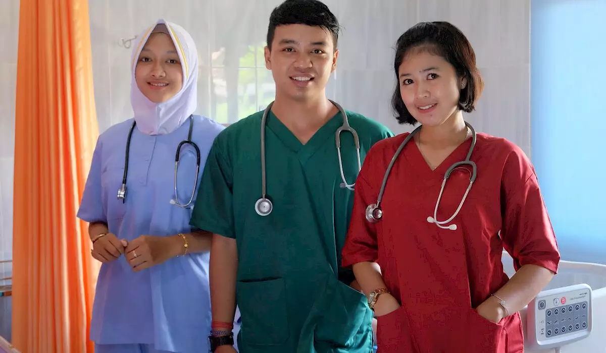 Tenaga Kesehatan Tenaga kesehatan merupakan salah satu pekerjaan dengan gaji yang fantastis.