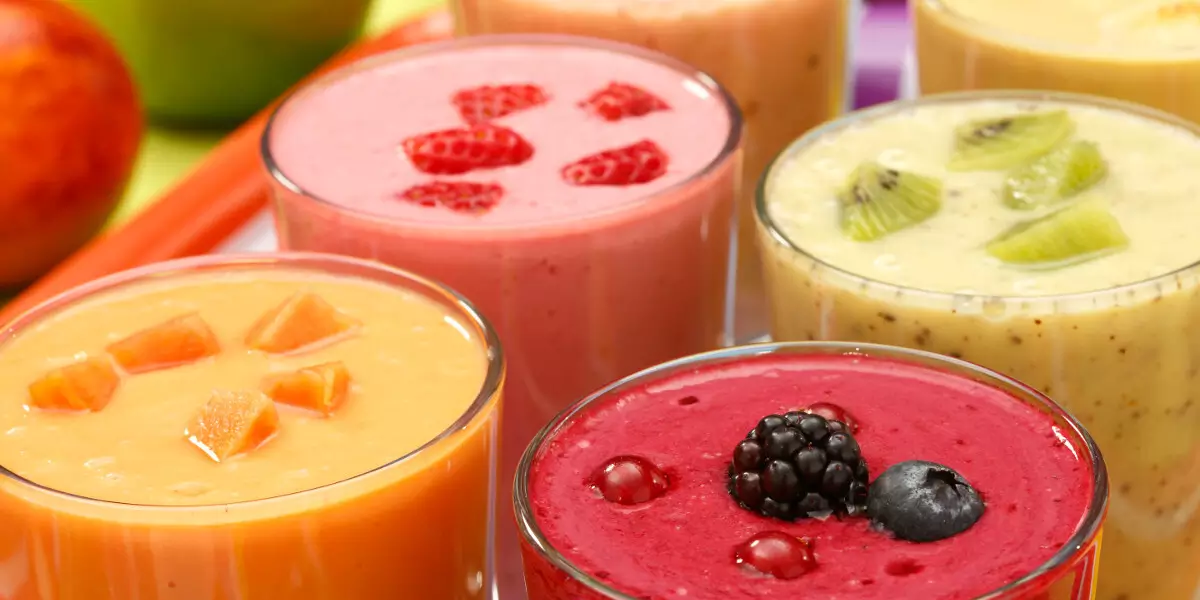 Jus buah merupakan salah satu minuman penambah cairan.