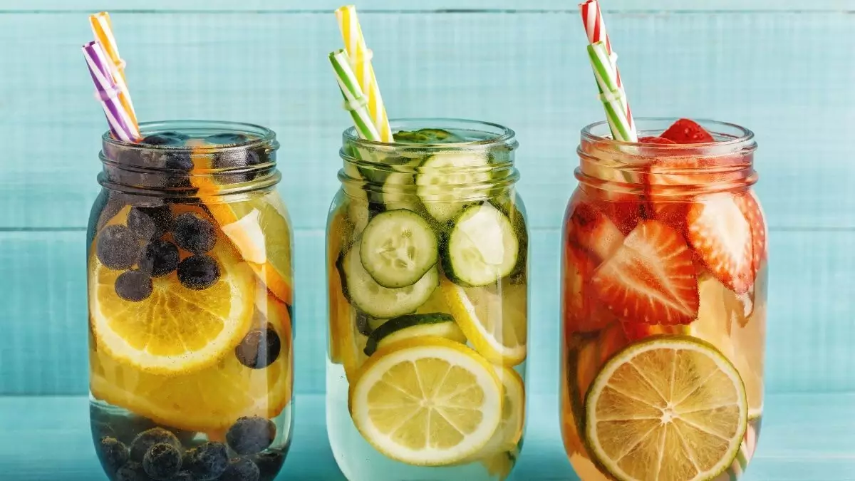 Infused water merupakan salah satu minuman penambah cairan.