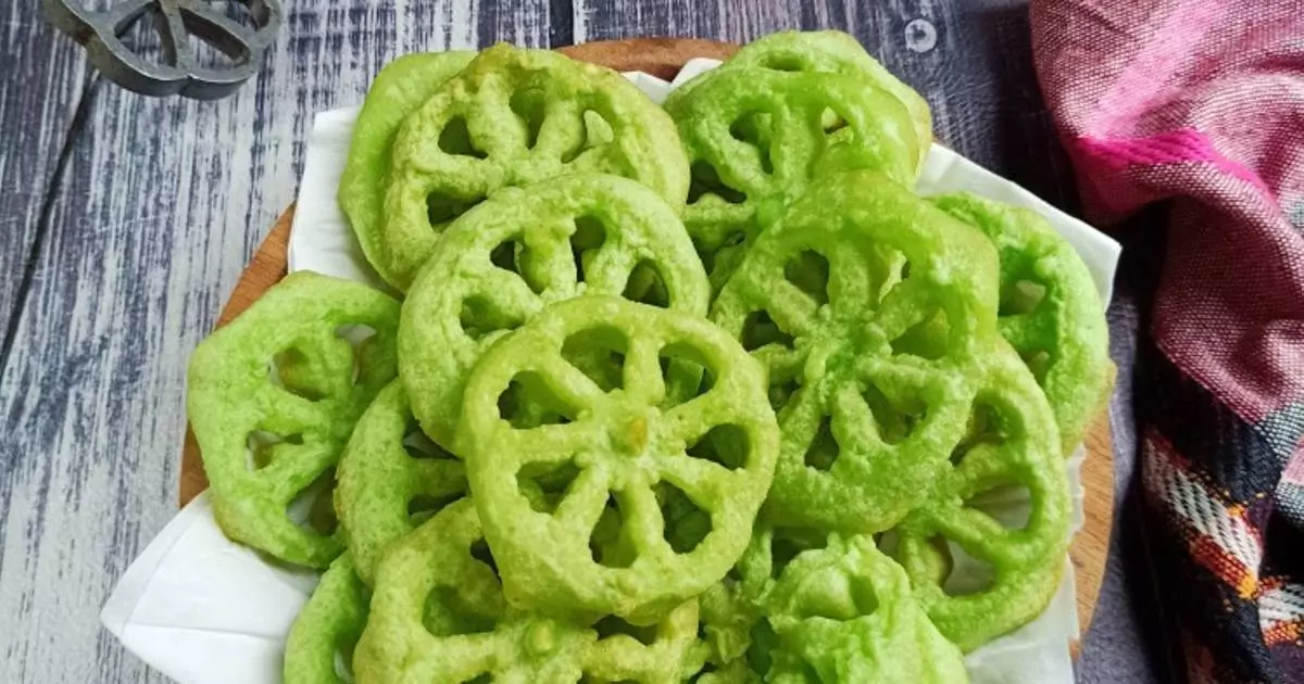 Kembang Goyang Pandan Kembang goyang pandan merupakan kue kering khas Betawi yang cocok untuk hidangan Lebaran.