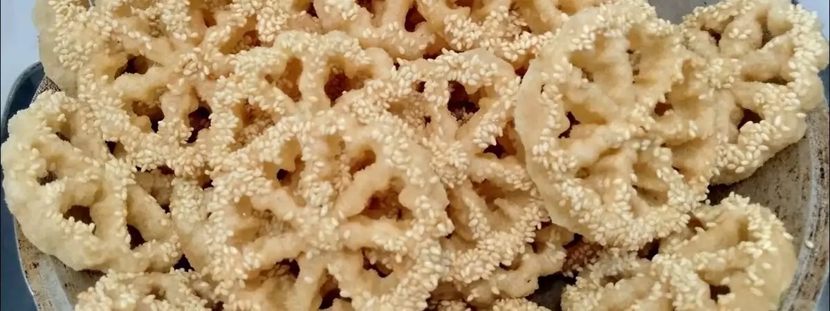 Kembang Goyang Wijen Kembang goyang wijen merupakan kue kering khas Betawi yang cocok untuk hidangan Lebaran