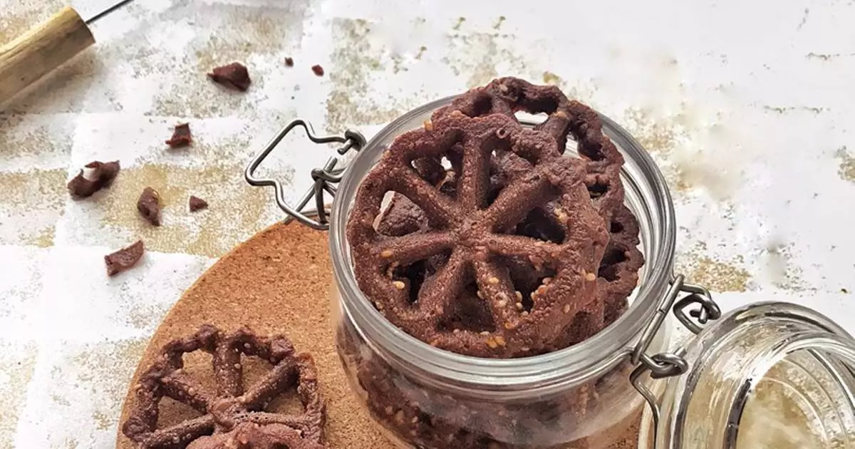 Kembang Goyang Cokelat Kembang goyang cokelat merupakan kue kering khas Betawi yang cocok untuk hidangan Lebaran