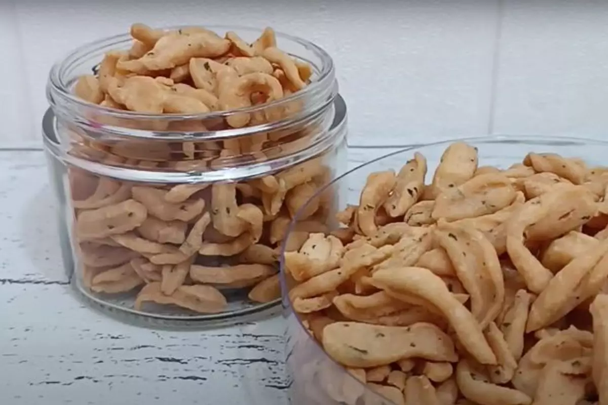 Keripik Bawang Keripik bawang merupakan camilan yang cocok untuk Lebaran.