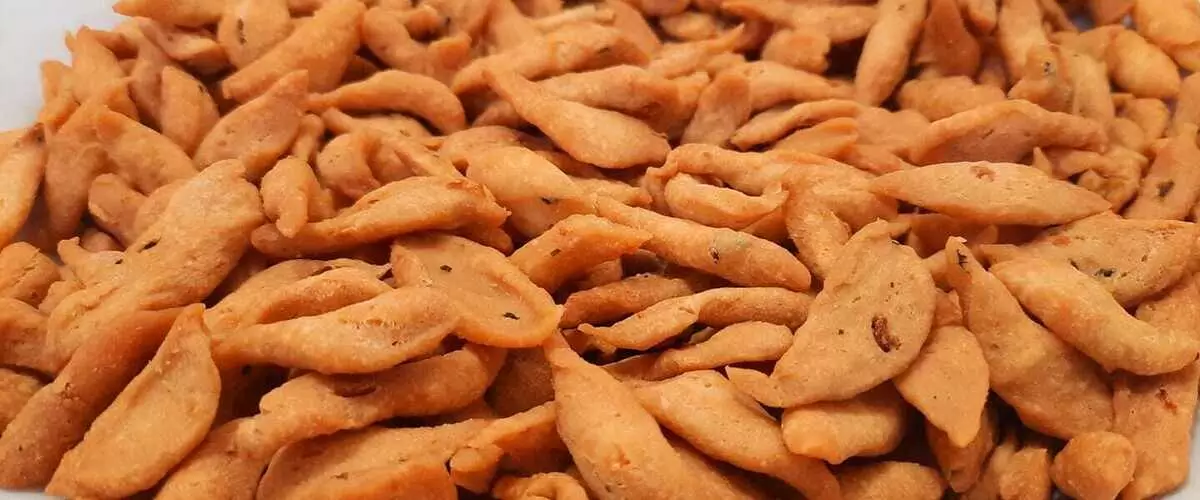 Keripik Bawang Balado Keripik bawang merupakan camilan yang cocok untuk Lebaran.