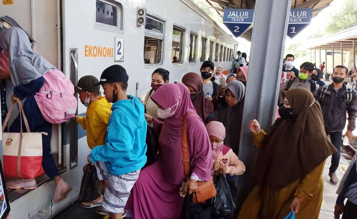 Kendaraan umum dengan antusias tinggi dari pemudik