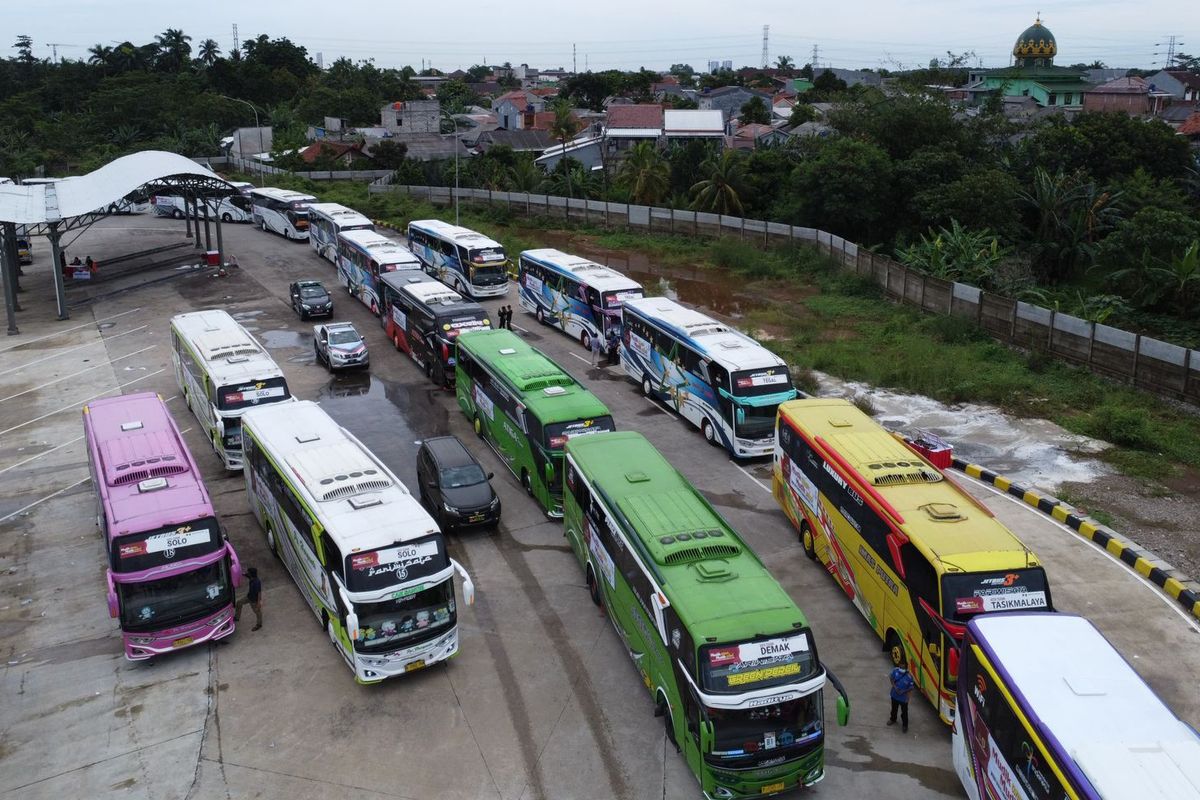 Beberapa bus saat menunggu pemudik di terminal