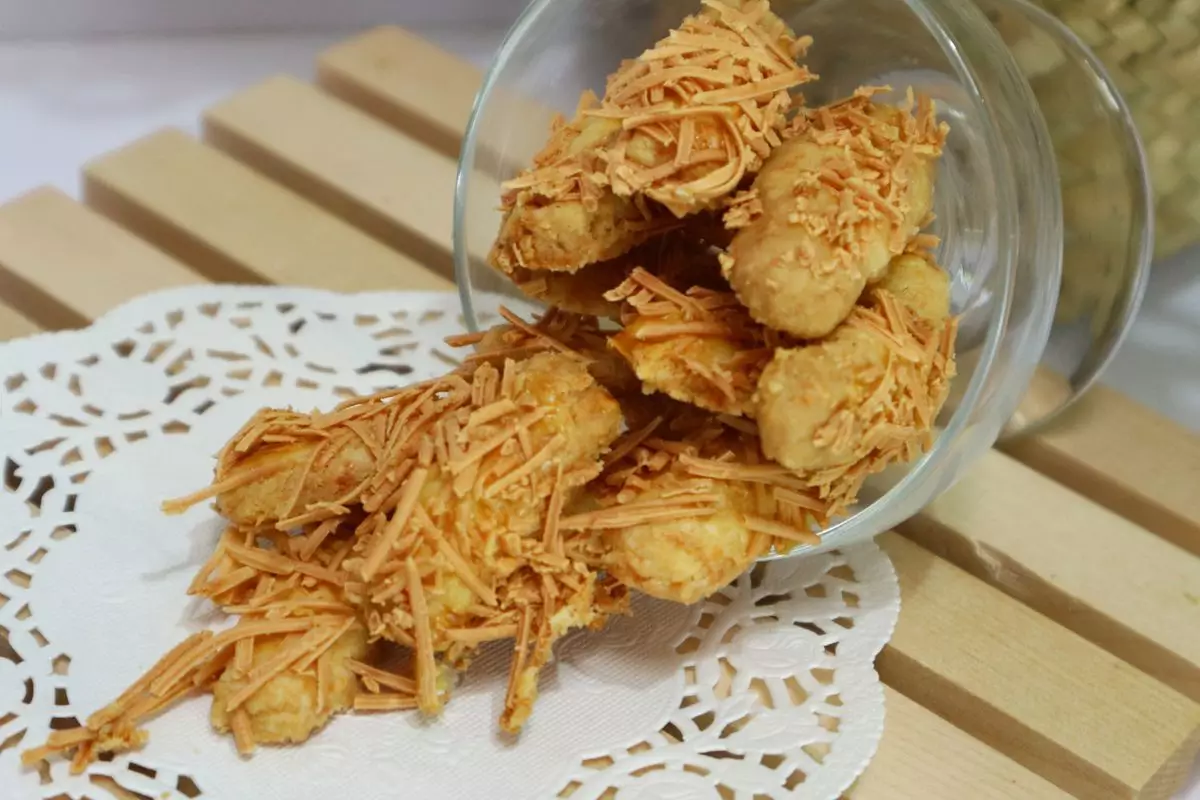 Kue kering kastengel merupakan kue yang banyak disukai saat Lebaran.