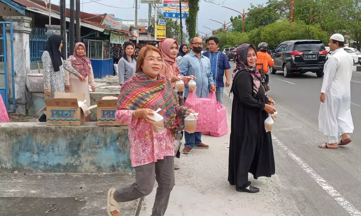 Berbagi takjil di salah satu daerah