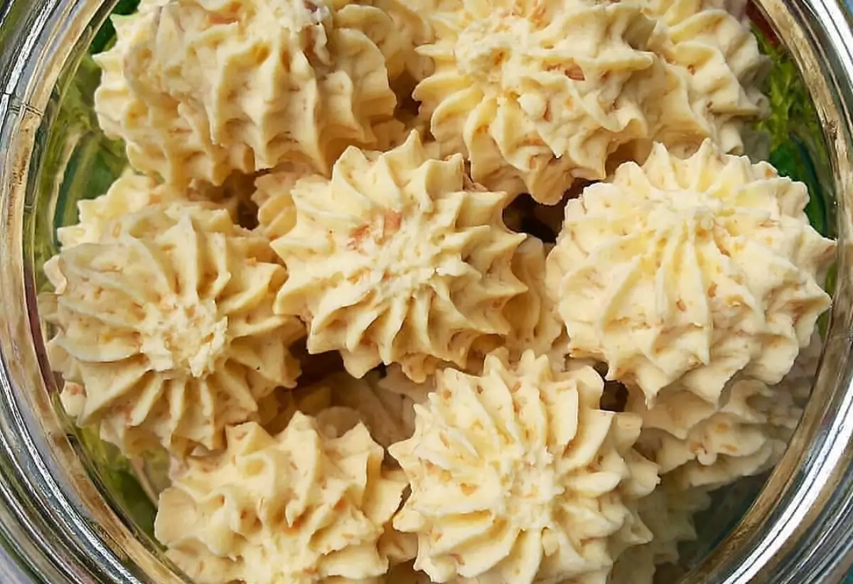 Kue sagu keju untuk sajian lebaran.