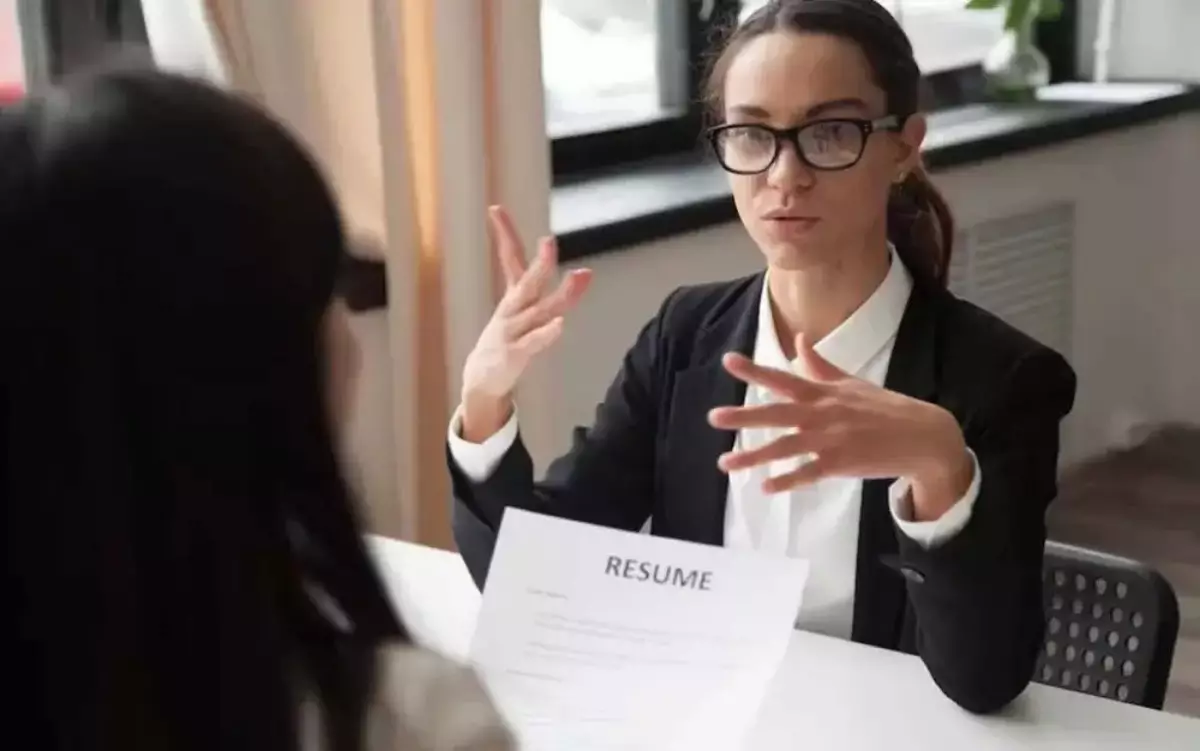 tanggapi semua perkataan pewawancara