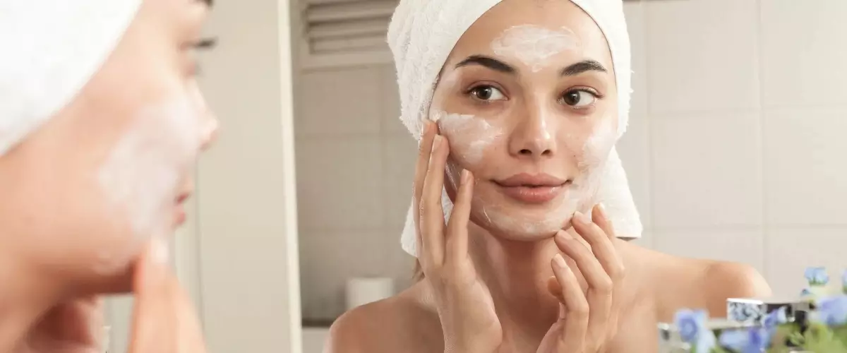 Bersihkan kulit wajah terlebih dahulu