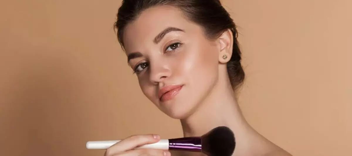 Gunakan Blush on dengan Warna Natural