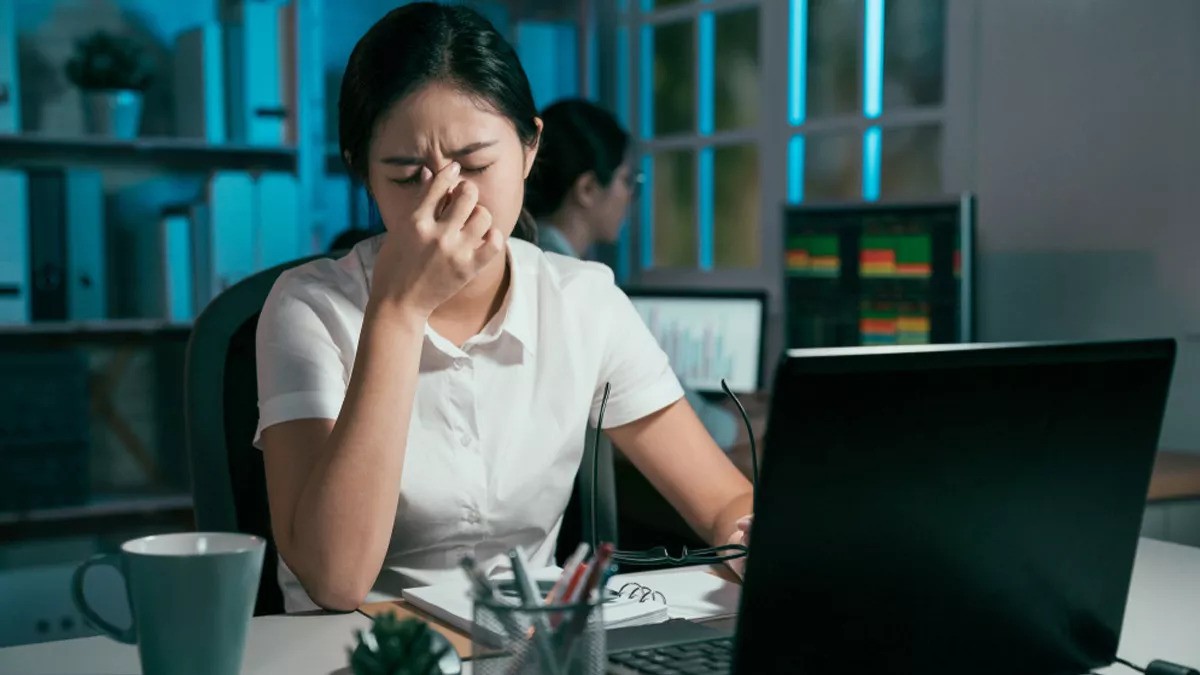 Mata Lelah karena Berlebihan Menatap Layar Laptop