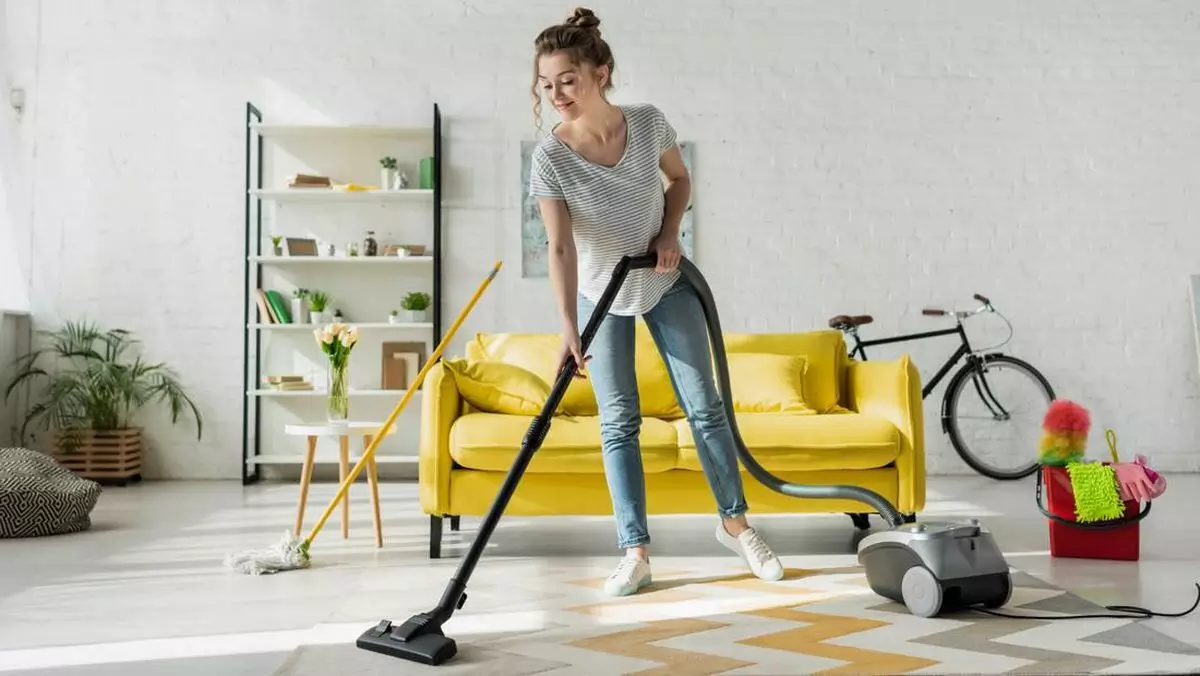 Membersihkan Ruangan Membersihkan Ruangan