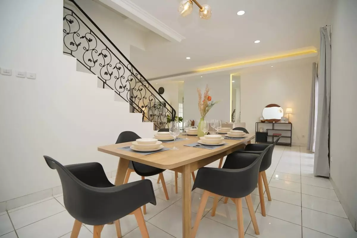 Ruang Makan yang Tertata Ruang makan yang tertata sangat cocok untuk tamu.