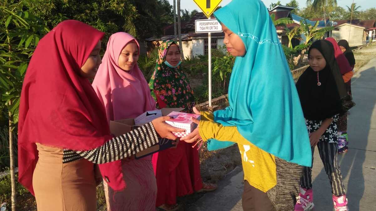 Membagikan Makanan kepada Orang yang Berpuasa