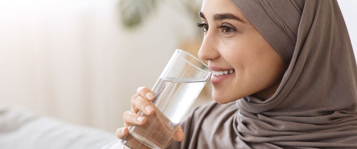 Salah satu cara agar tubuh kembali sehat adalah minum air putih yang cukup.